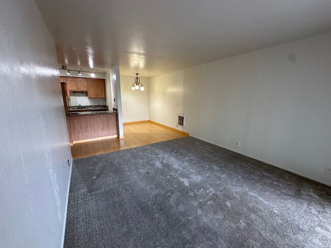 Building Photo - Spacious 1 Bedroom near Lake Merritt! FIRS...