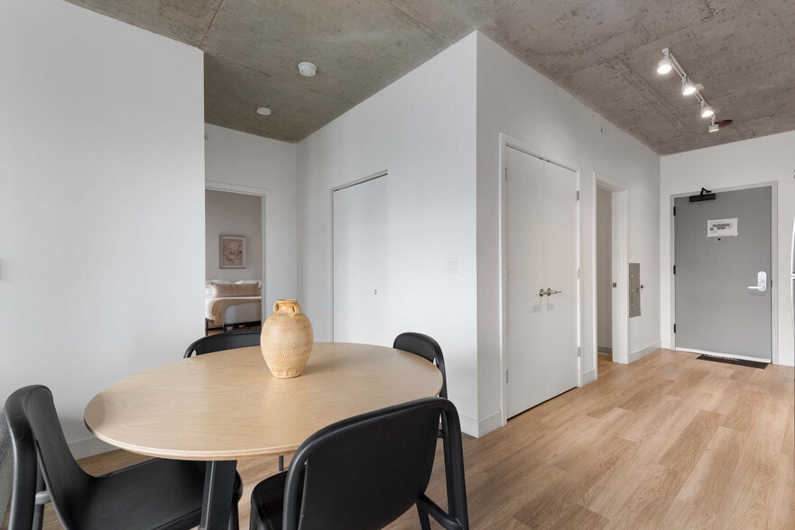 Building Photo - 853 W Blackhawk St