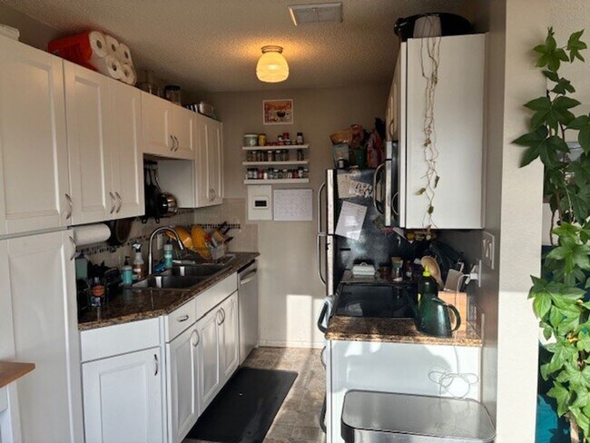 Building Photo - 1 Bedroom 1 Bathroom Eastlake Condo W/ Stunning Views