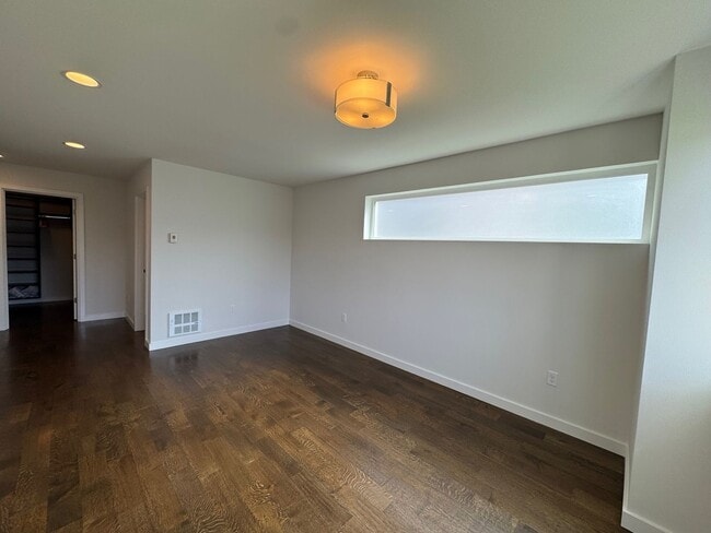 Building Photo - Modern 2 bed 2 bath townhome in Eastlake with panoramic view of Lake Union