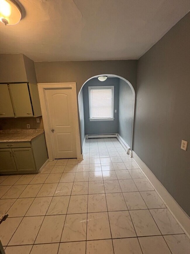 Building Photo - 2405 N Sheridan Rd