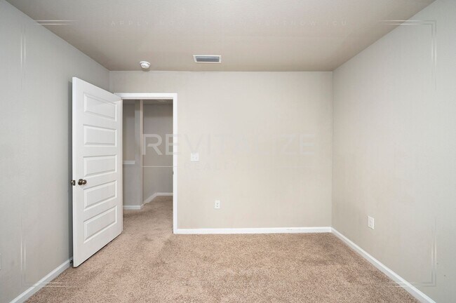 Building Photo - Beautiful 2-Story 5 BD 3 BA House in Spani...