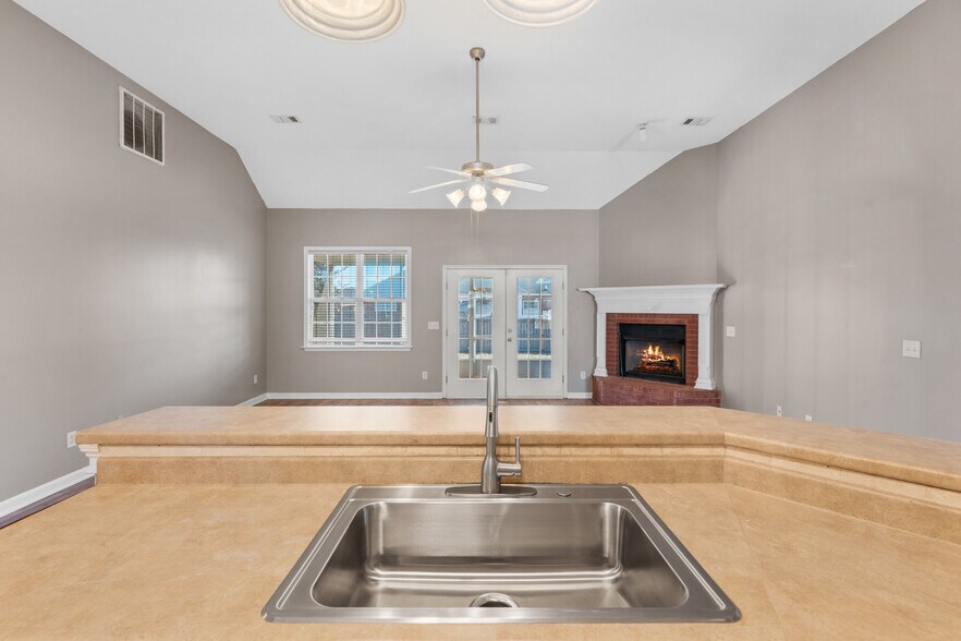 Building Photo - 119 Daventry Ln