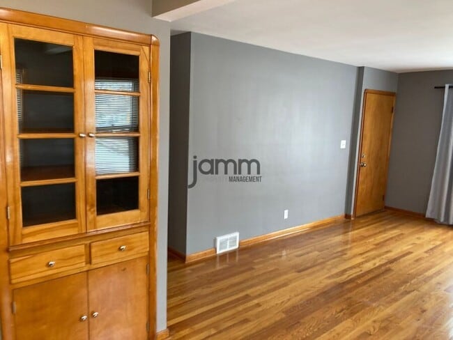 Building Photo - 6099 Ridge Rd