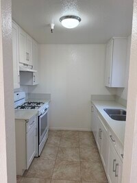 Building Photo - 11640 Menlo Ave