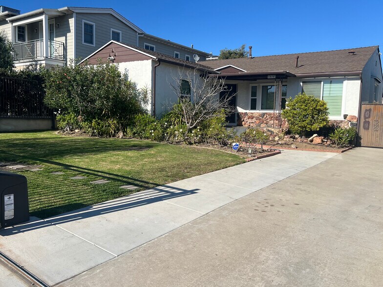 Building Photo - 1518 S Carmelina Ave