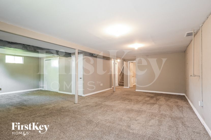 Building Photo - 125 Lake Point Dr