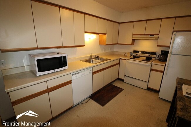 Building Photo - Spacious Brick Condo in a Great Location!