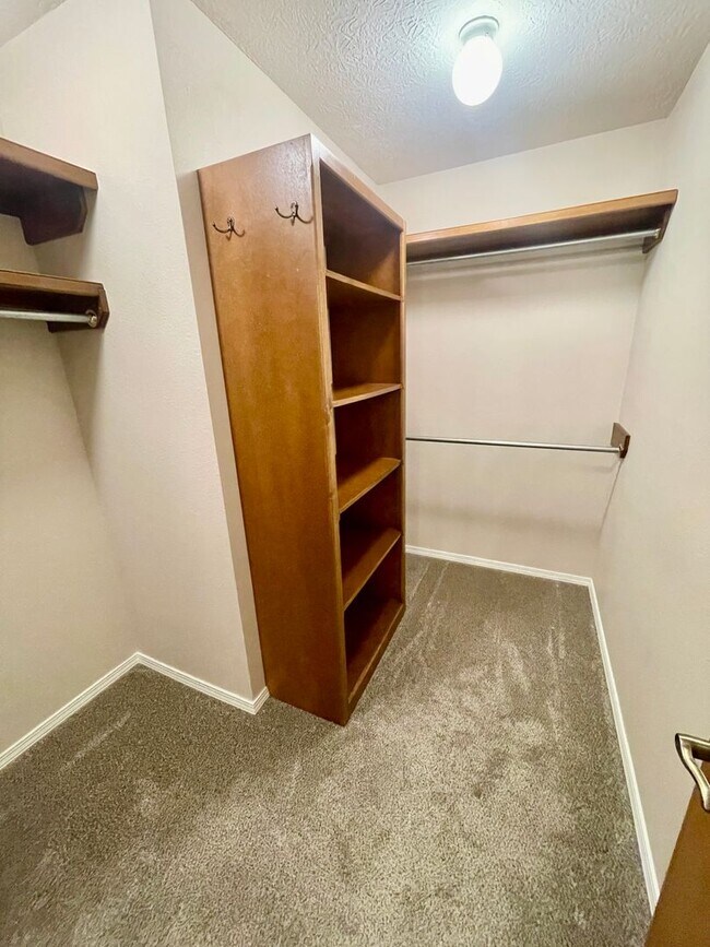 Building Photo - 1233 E Ogorman Ct