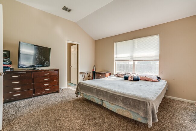 Building Photo - 549 Roadrunner Ave