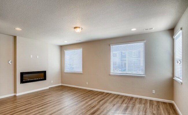 Building Photo - LOVELY 4-BEDROOM TOWNHOUSE IN WALKABLE SW LONGMONT NEIGHBORHOOD