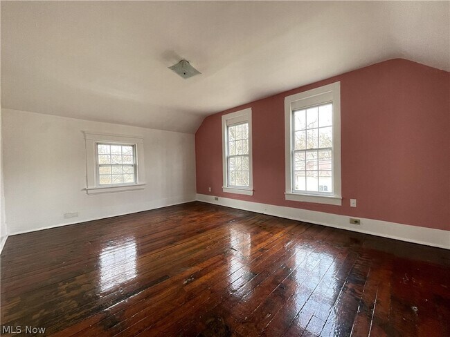 Building Photo - 386.5 Silver St