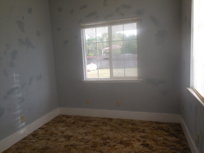 Building Photo - 3 Bedroom / 1 Bath House