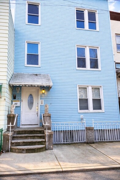 Front - 85 Laidlaw Ave