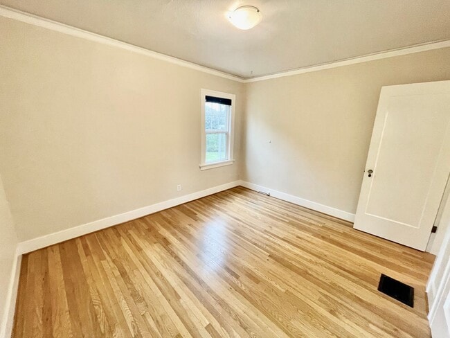 Building Photo - Rare Find, Large 3bd/2bathroom (w/ Bonus Rooms) House Near Rose City Golf Course