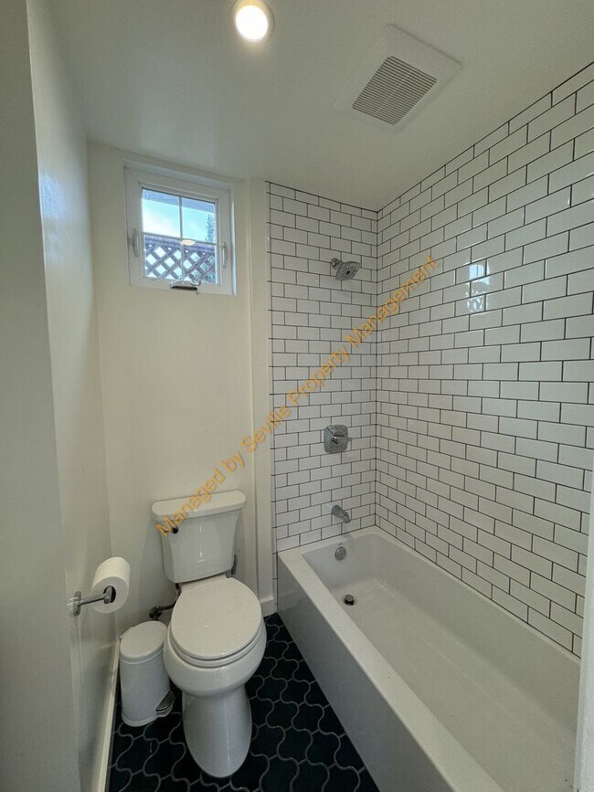 Building Photo - CHARMING 2 BEDROOM /1 BATHROOM HOME W/LOTS...