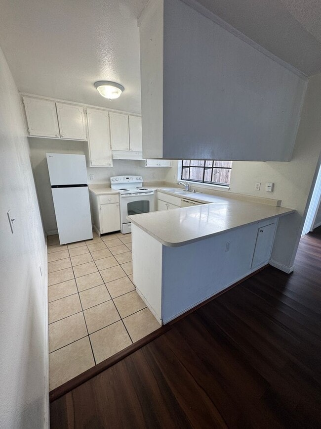 Building Photo - 2 bed 2 bath with 2 car garage