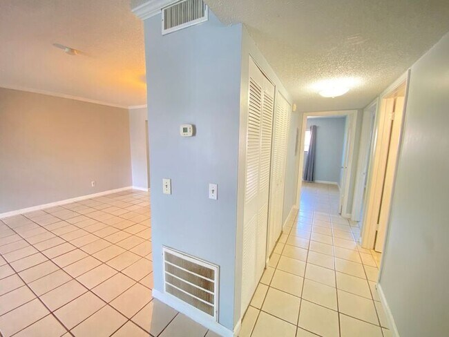 Building Photo - 605 Northlake Blvd