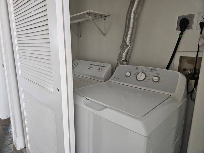 Building Photo - 1 month off move in special. 2 bedroom 2 bath with in unit laundry in Hillcrest /North Park!