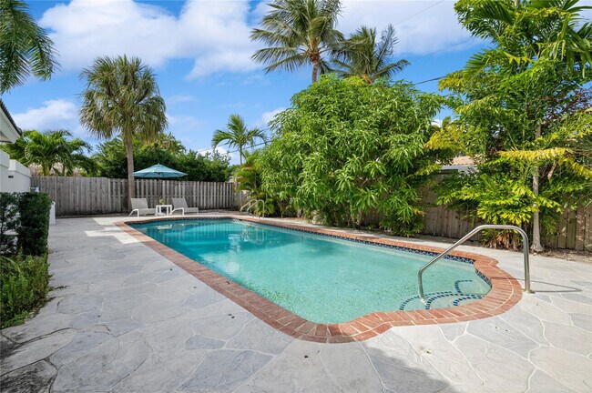 Building Photo - 2657 NE 26th St