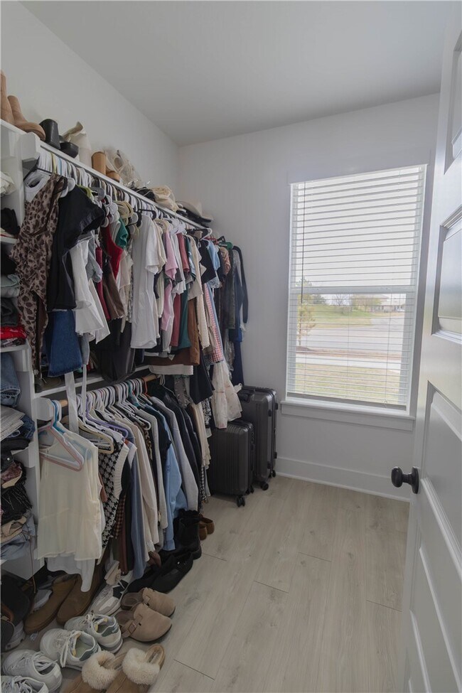 Building Photo - 112 S Broyles Ave