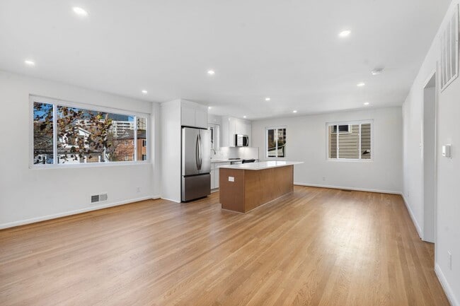 Building Photo - 618 19th St S