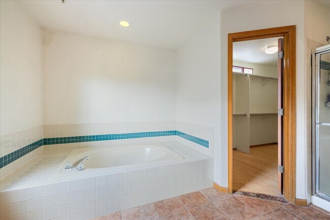 Building Photo - Gorgeous 5 Bedroom, 4 Bath Home on the Edg...