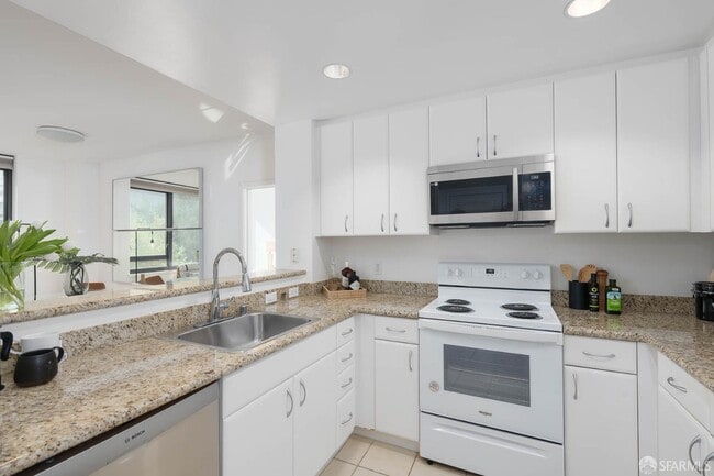 Building Photo - 250 King St