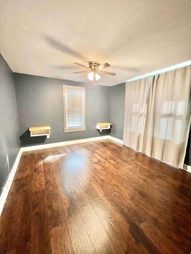 Building Photo - Charming Home In the Garden District- Ideal Location