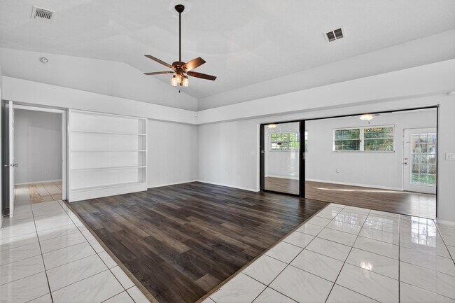 Building Photo - 566 SE Damask Ave