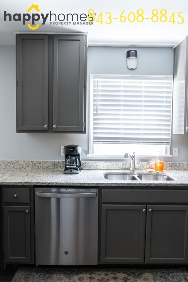 Building Photo - 2 bedroom 1 bath Cute bungalow in Riverlan...