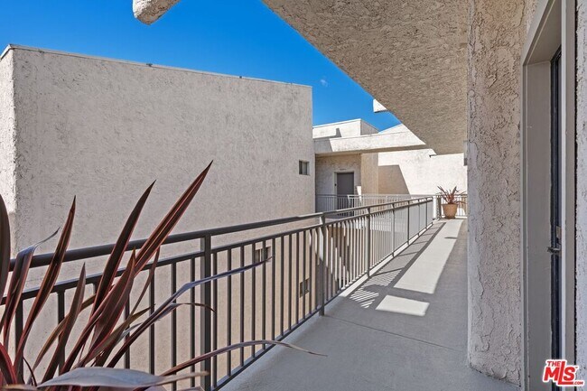 Building Photo - 1440 Veteran Ave