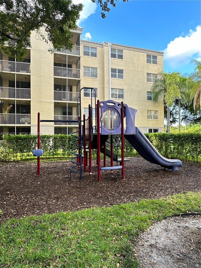 Building Photo - 8225 Lake Dr