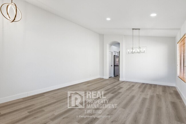 Building Photo - 2420 W Blue Sky Dr