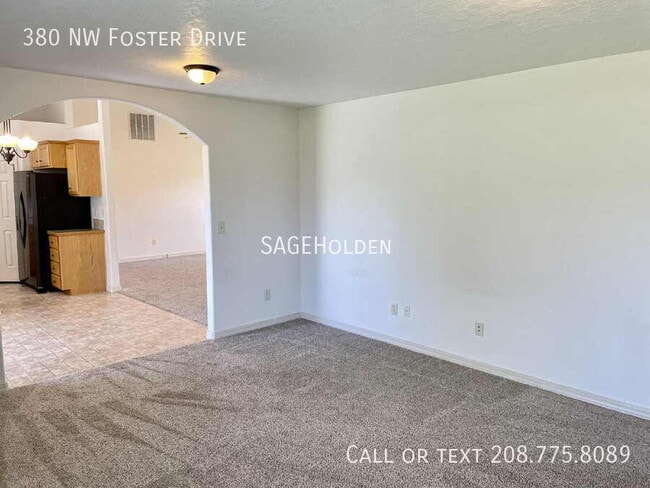 Building Photo - 380 NW Foster Dr