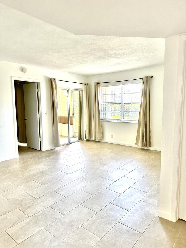 Building Photo - 1566 SE Royal Green Cir