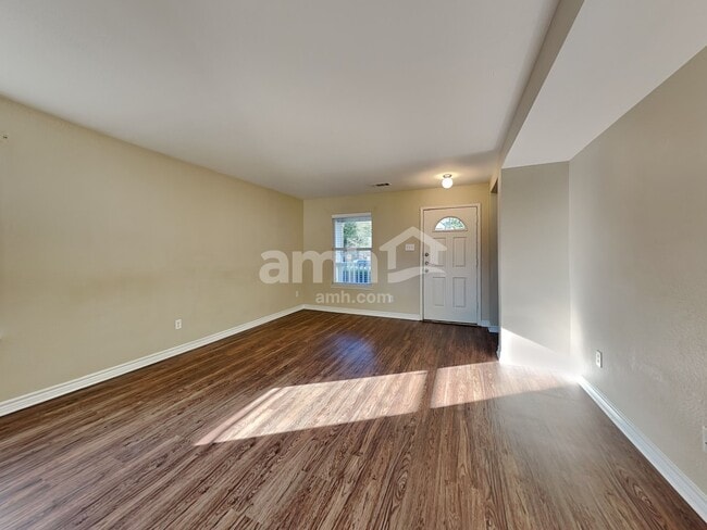 Building Photo - 6905 Planters Row Dr