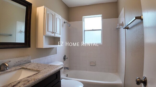 Building Photo - Price to Lease Fast! $899/mth!