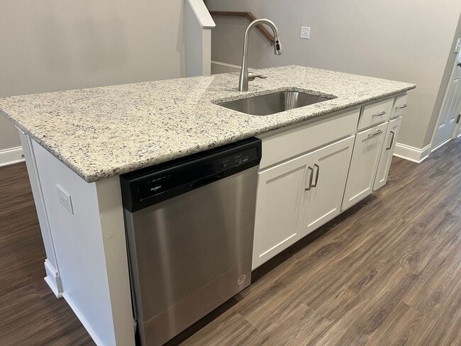 Building Photo - 3 Bedroom Townhouse in Washington Square!-...