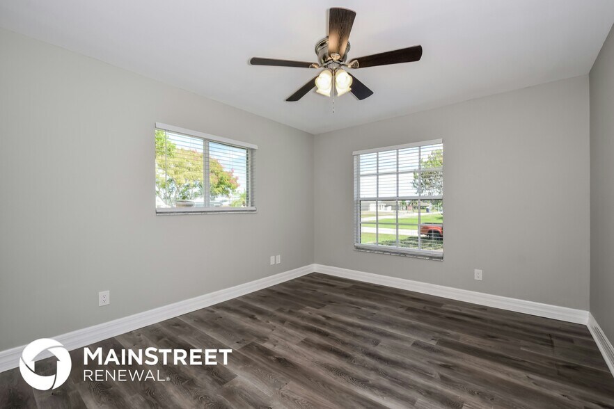 Building Photo - 1326 NE 3rd Ave