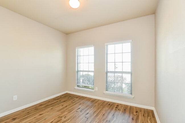 Building Photo - 1824 Ridgecrest Dr