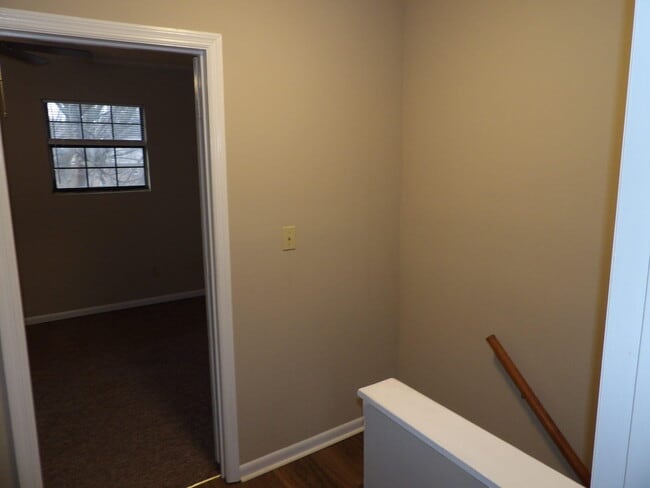 Building Photo - 207 Landings Dr