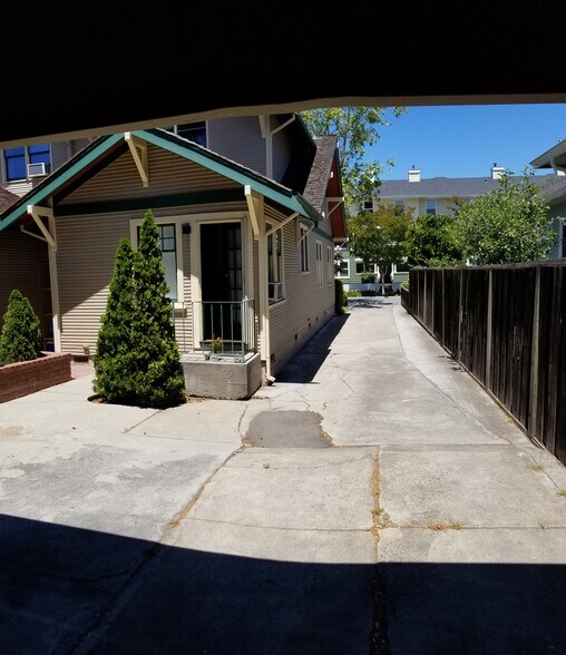 Building Photo - 834 Ramona St