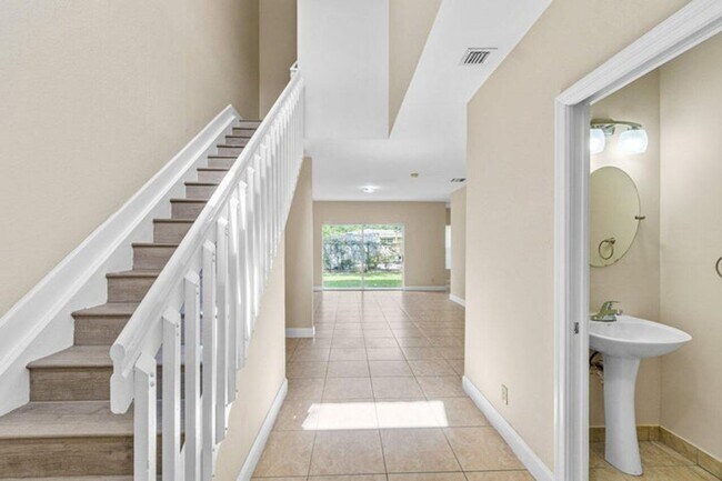 Building Photo - 809 Talia Cir