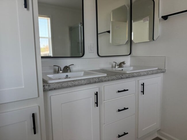 Building Photo - 485 Sandalwood Ln