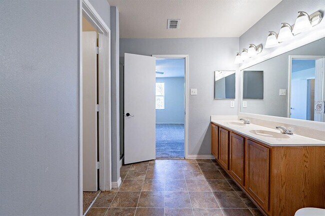 Building Photo - 1000 Bumble Bee Dr