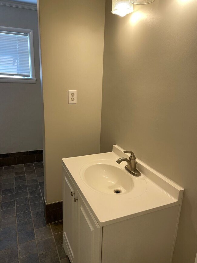 Building Photo - Darling Midtown Charmer! 3 bed 1 bath - NE...