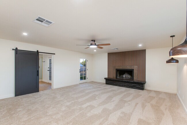 Building Photo - Beautiful 4 Bedroom, 3 Bath Home on an Oversized 18,000 Sq Ft Lot