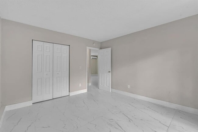 Building Photo - 626 SW 14th Ave