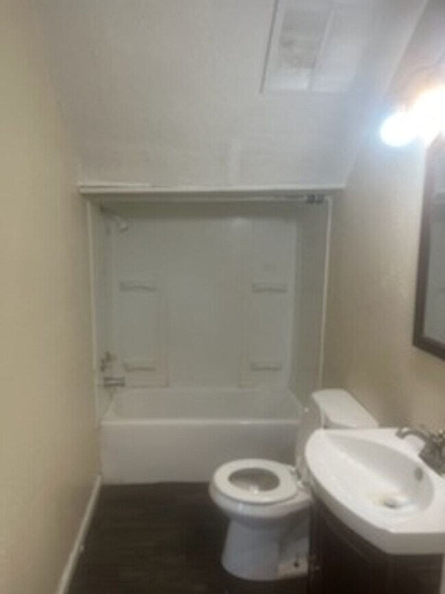 Building Photo - 2 Bedroom Home For Rent